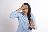 中醫如何緩解更年期頭痛:有效的自然療法與建議