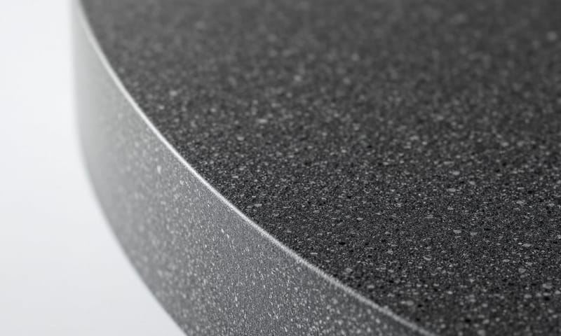 花崗岩水槽的石英複合材質，近看其實有細微顆粒感。