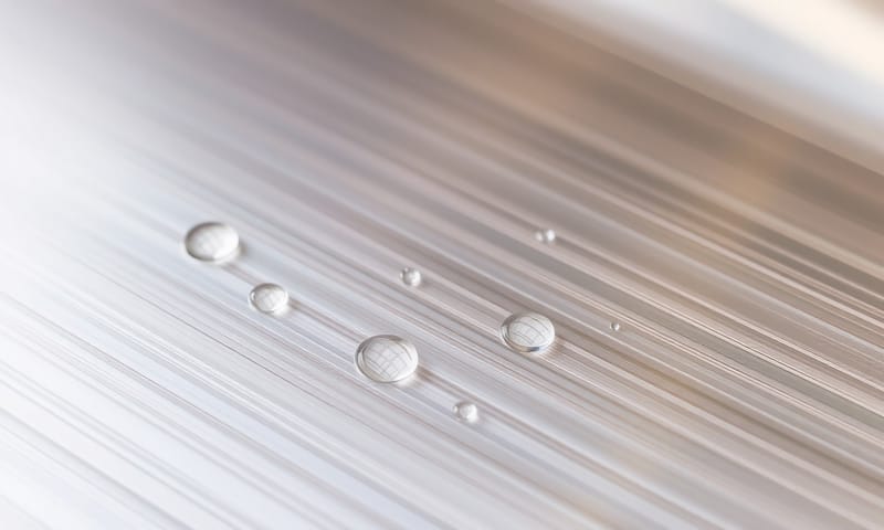 毛絲面不鏽鋼水槽上的水珠特寫