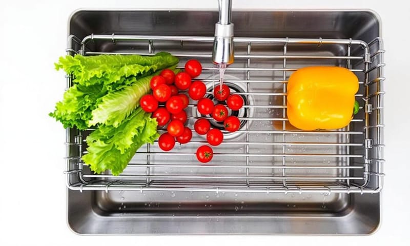 將伸縮碗盤架當作食材清洗平台，水直接流入水槽