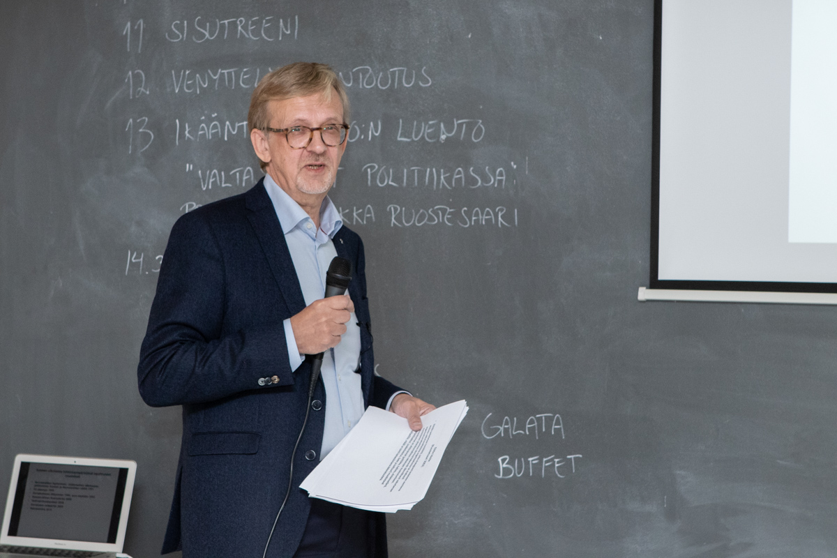 Professori Ilkka Ruostetsaari
